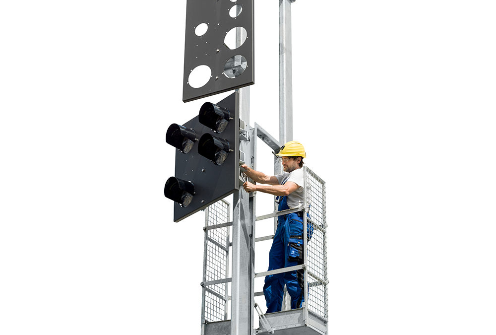 Signal mast with service lift successfully in use